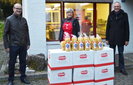 Rotary-Präsident Peter Vollenweider (links) und Rotarier Stefan Flury bei der Übergabe der gespendeten Teigwaren an Aurelia Auf der Maur-Tresch von «Tischlein deck dich» in Altdorf. 