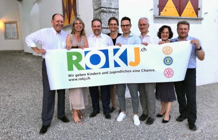 Rotary District Governors 2018/19 und ROKJ-Taufpate Roland Wunderlin mit dem ROKJ-Team Solothurn (v.l.): Regula Rütti, Franco Zambrino, Claudia Späti, Patric Howald, Lukas Stuber, Christine Davatz, Markus Juchli, Matthias Reitze (abwesend)